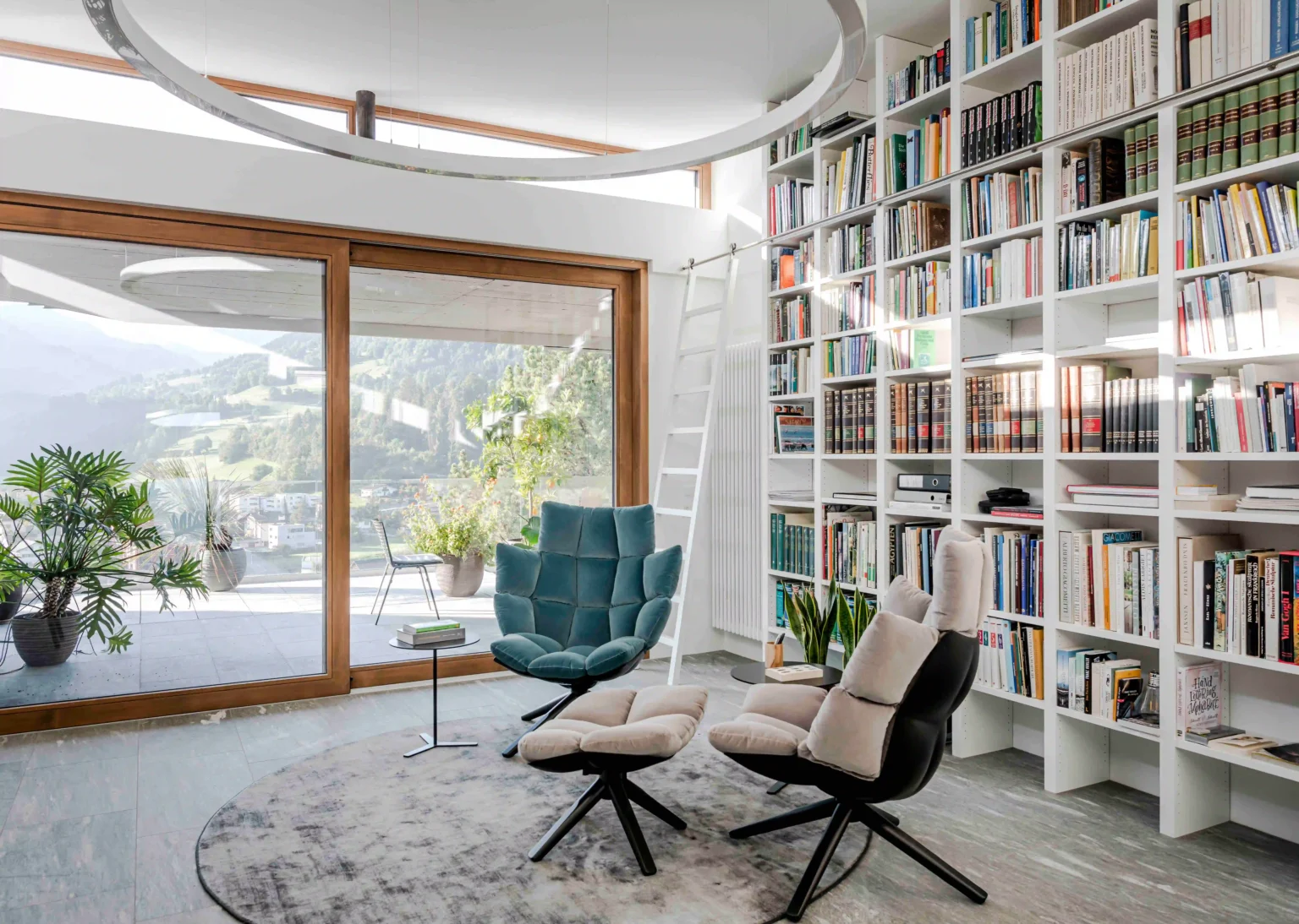 Wohnhaus S Ilanz Wohnzimmer mit Büchergestell