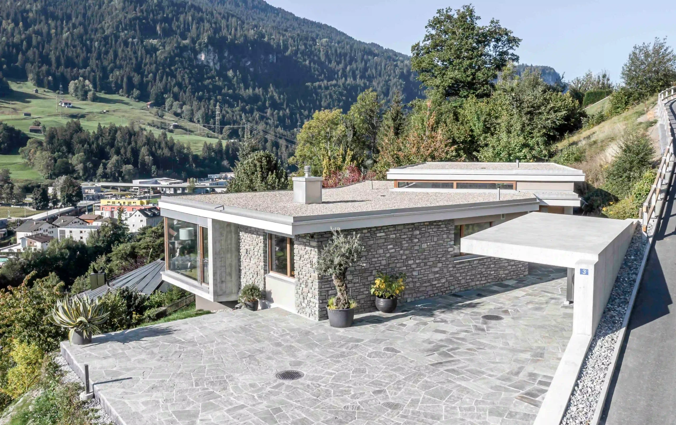 Wohnhaus S Ilanz Zugang und Sitzplatz