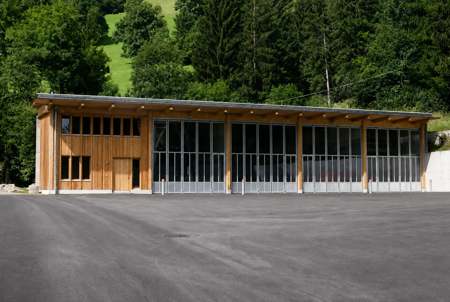 Unterhaltsstützpunkt asphaltierter Vorplatz mit Einstellhalle