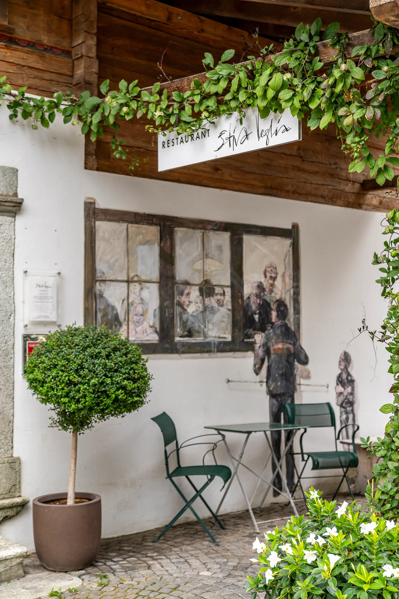 Eingang Restaurant mit Kunst von Robert Indermauer